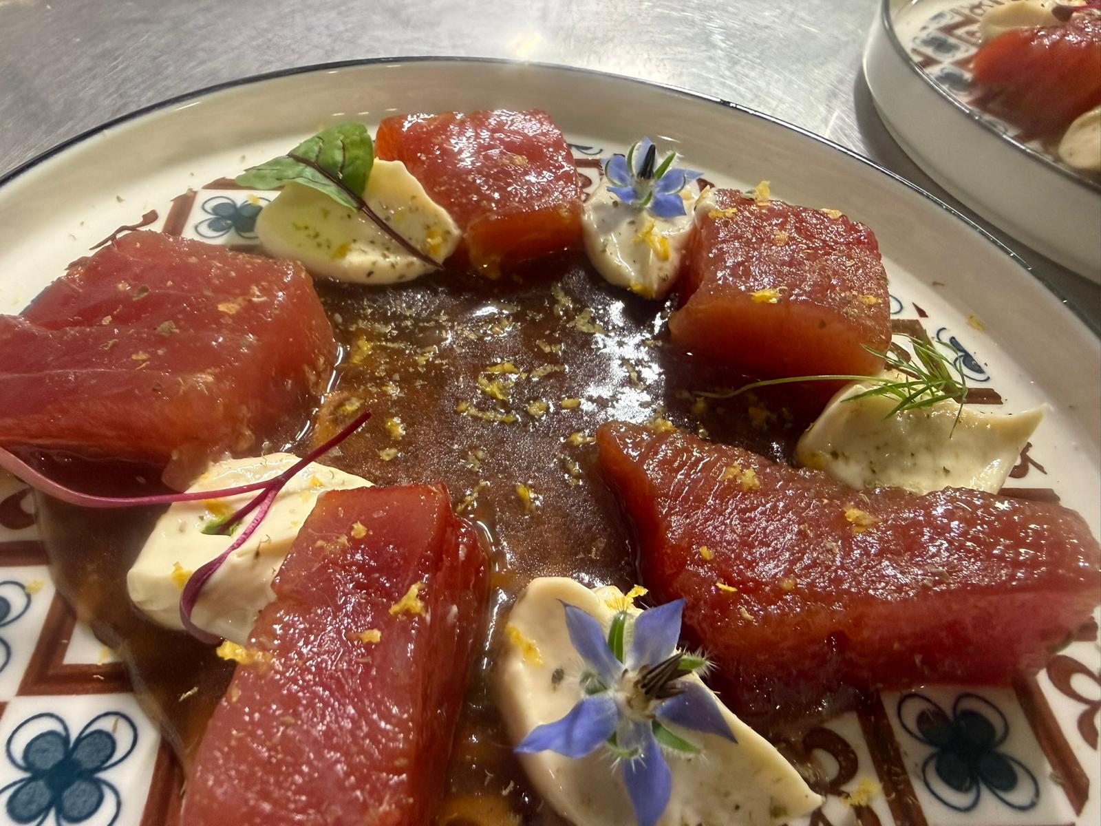 Tonno marinato con burrata e fiori eduli