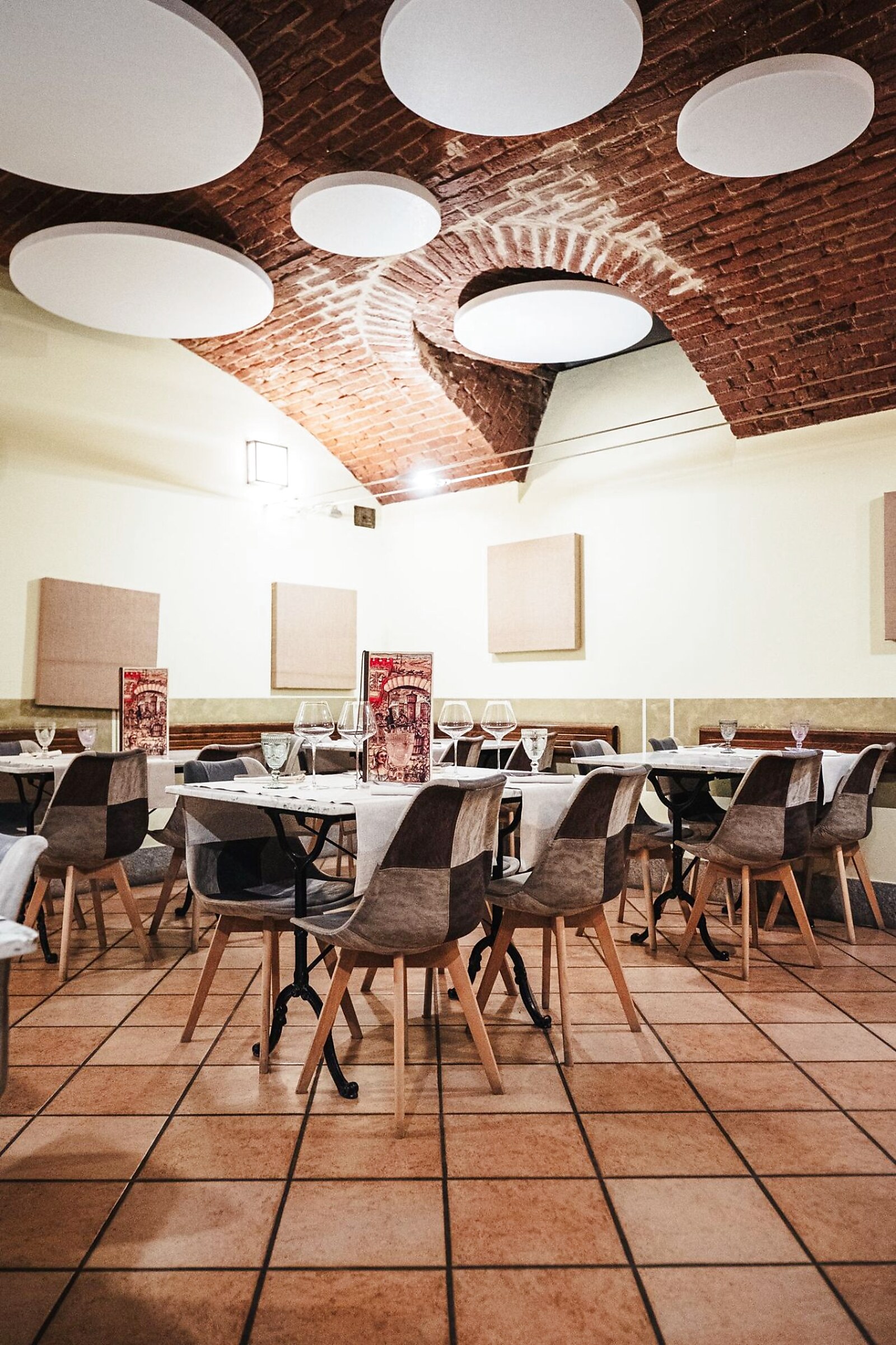 Large room with sail vault and elegant tables