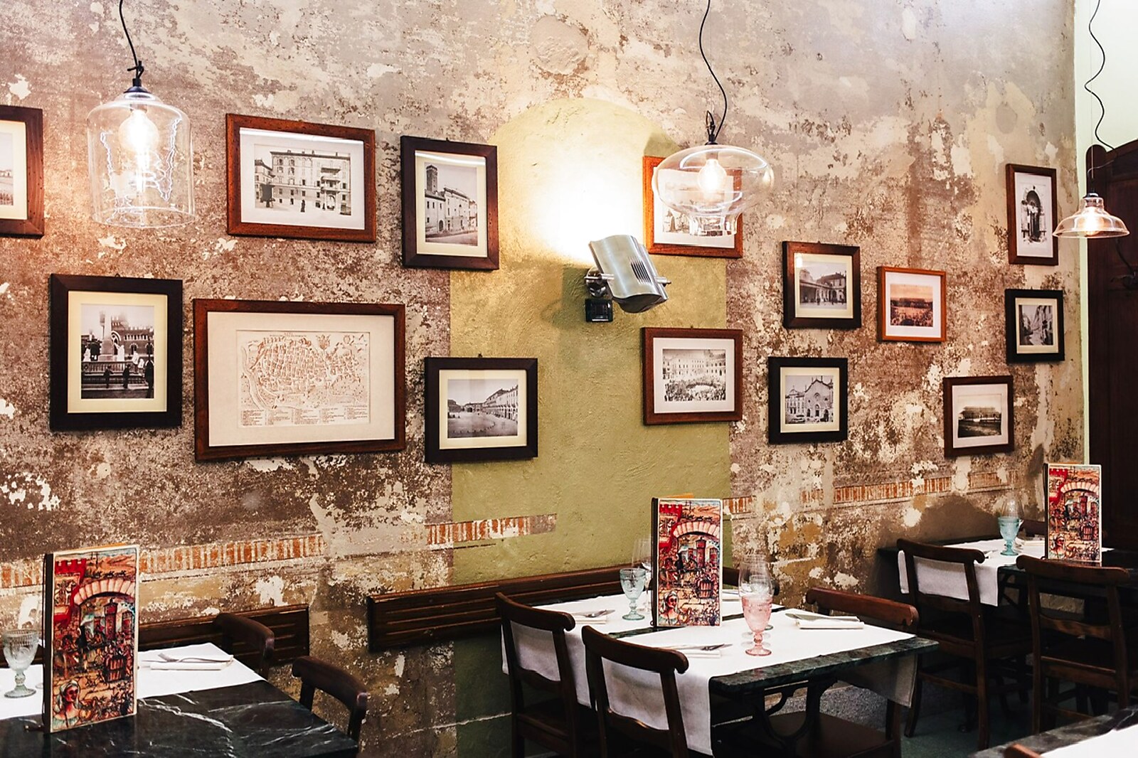 Interno ristorante piemontese La Douia Asti