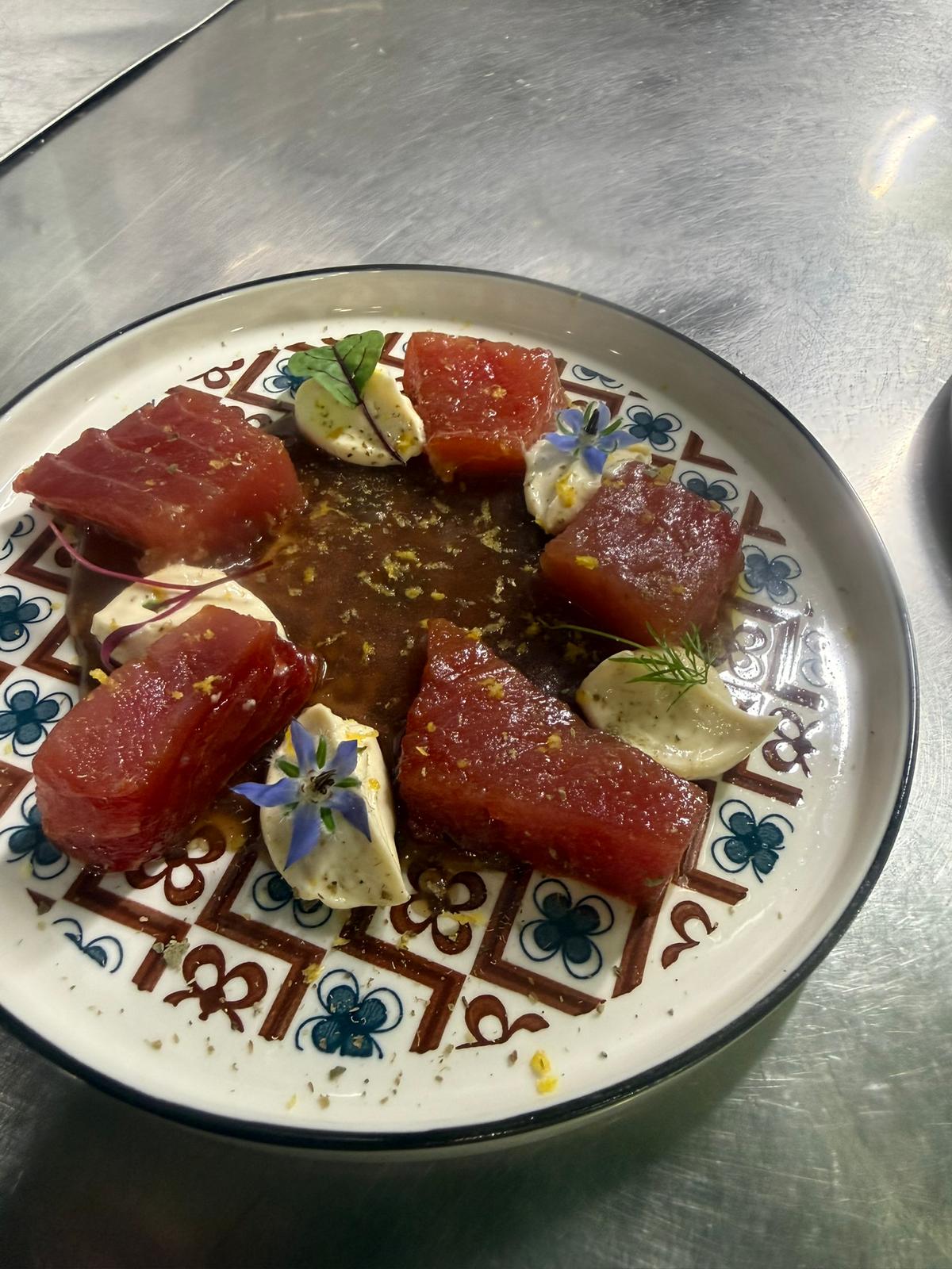 Tartare di tonno con salsa e borragine