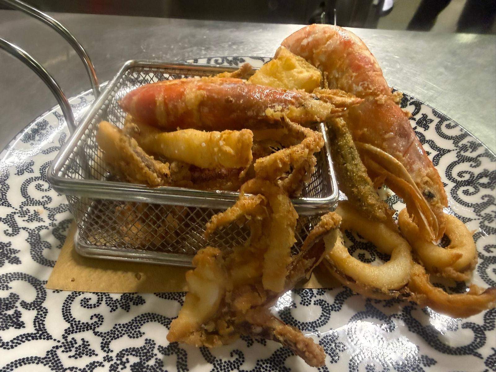 Fritto misto di pesce — gamberi e calamari